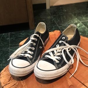Converse All Star tennis shoe Black. Size 9 1/2